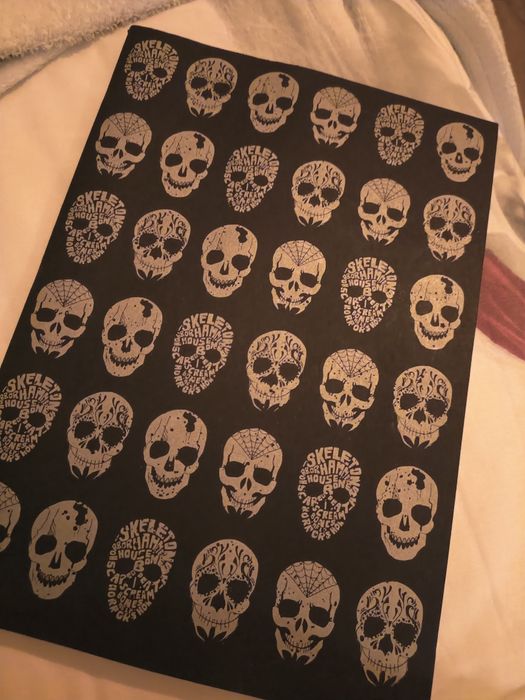 Caderno A4 preto com caveiras - NOTE