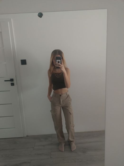 Beżowe spodnie cargo prostą nogawką kieszenie straight jeansy viral