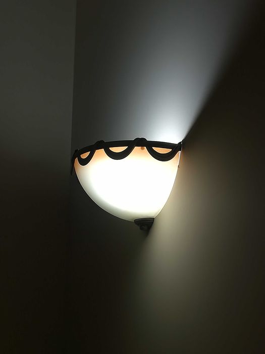 Apliques de parede em metal e vidro fosco