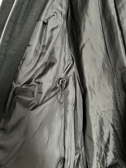 Płaszcz ciążowy z kapturem i regulacja obwodu