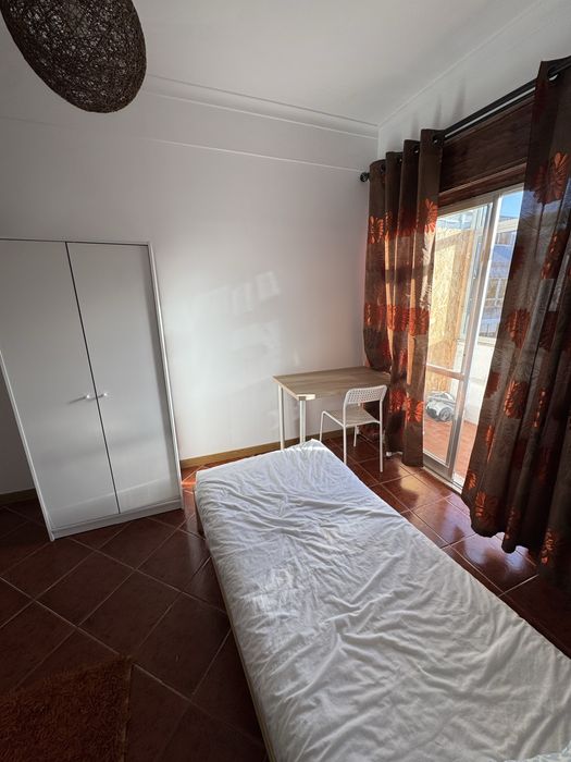 Quarto amplo rio de mouro