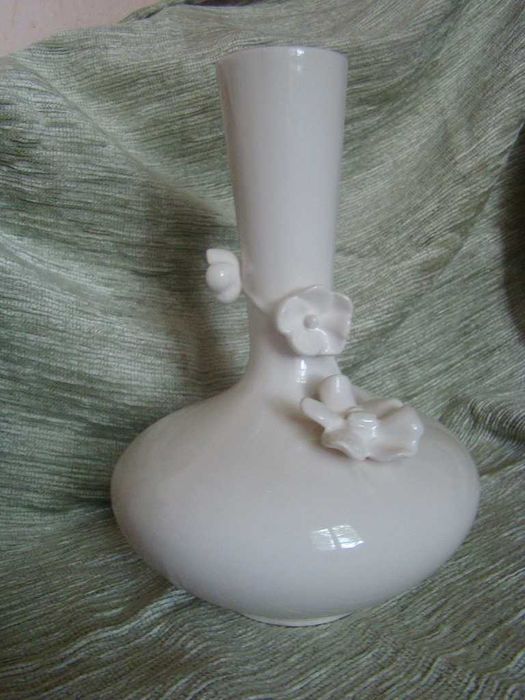 Biały ceramiczny wazon