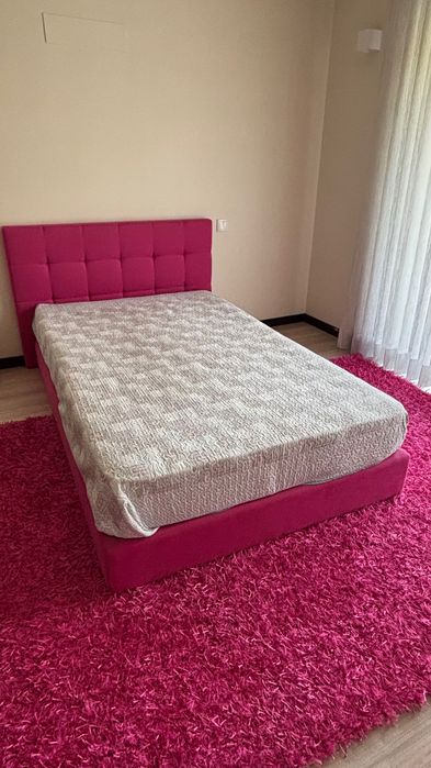 Cama forrada rosa com colchão e carpete