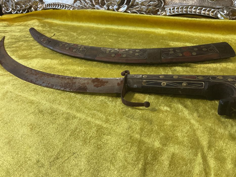 Punhal pega trabalhada em madeira embutida 65 cm