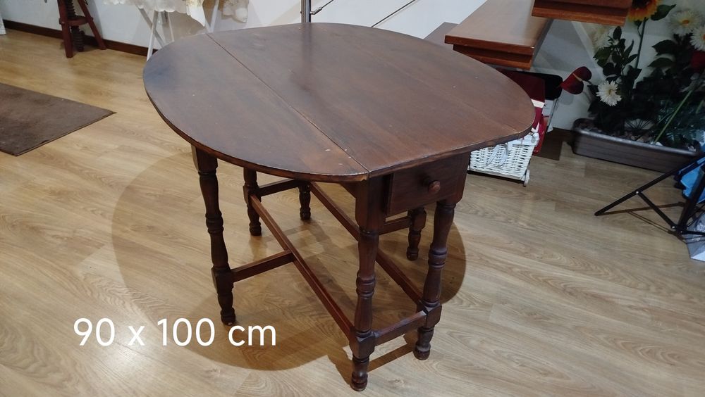 Mesa de madeira cor mogno
