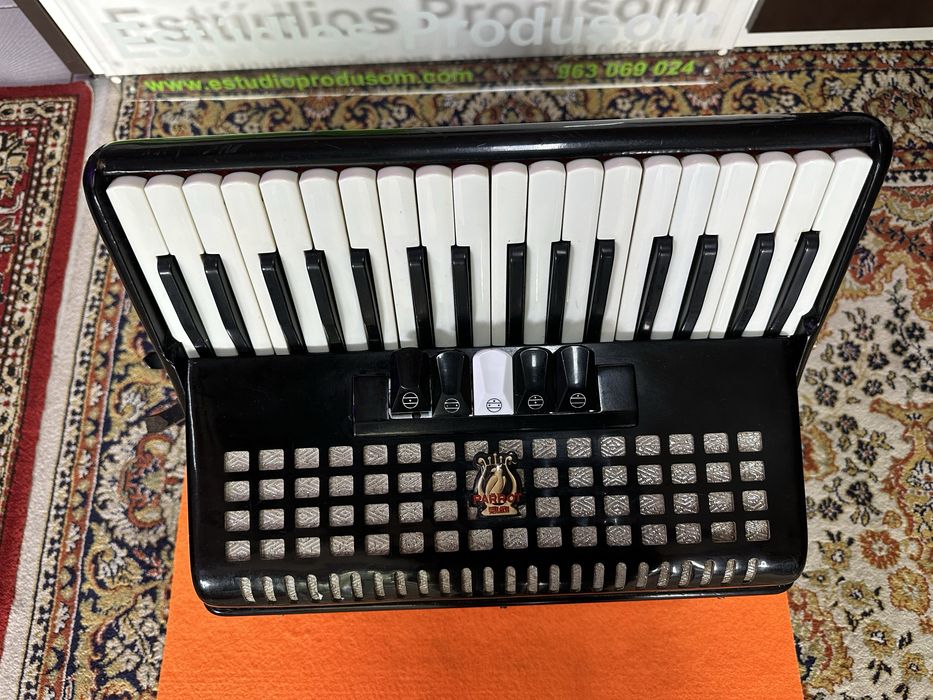 Acordeão de teclas Parrôt 60 baixos preto