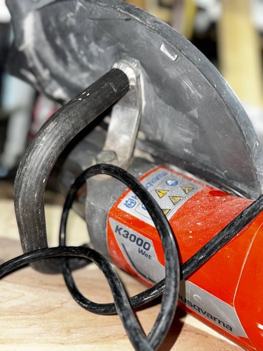 Husqvarna K3000 Wet — професійний електричний різак з подачею води