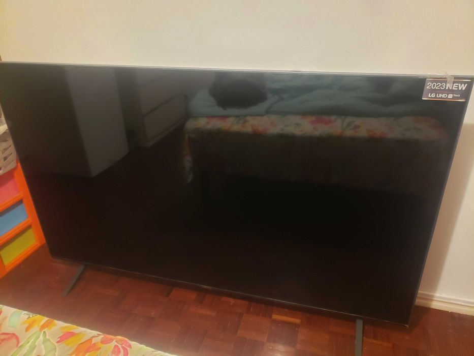 Televisão 75" para peças, tem ecrã partido