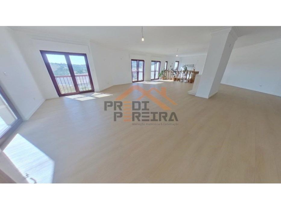 Apartamento T3 duplex remodelado, com box, situado em Casal de Cambra.