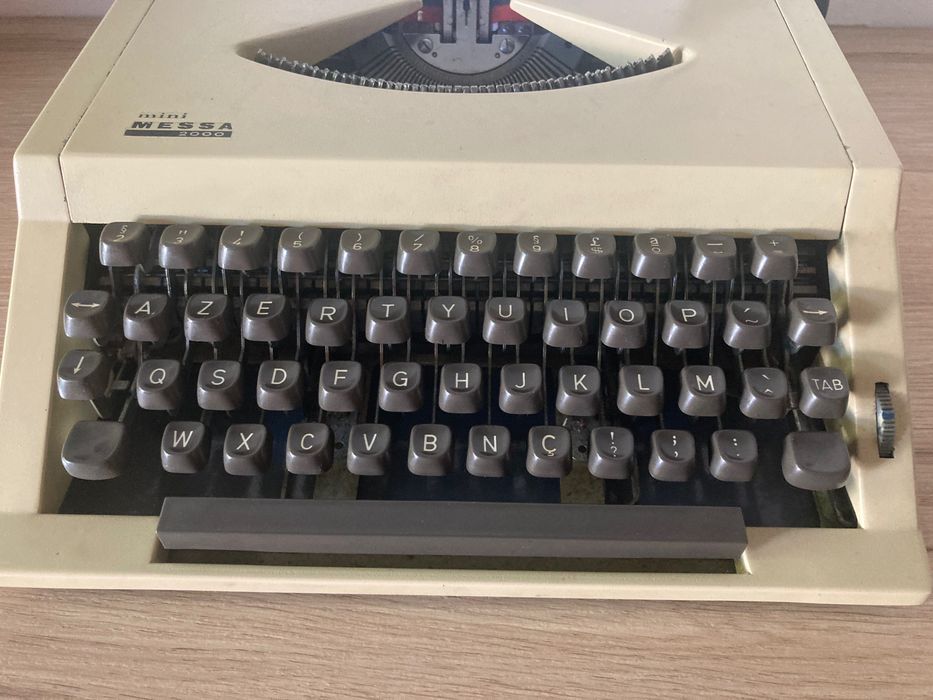 Máquina de escrever  ***  Messa