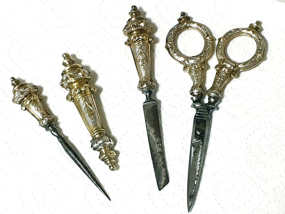 Lindo antigo conjunto de costura Arte Nova em prata portuguesa dourada