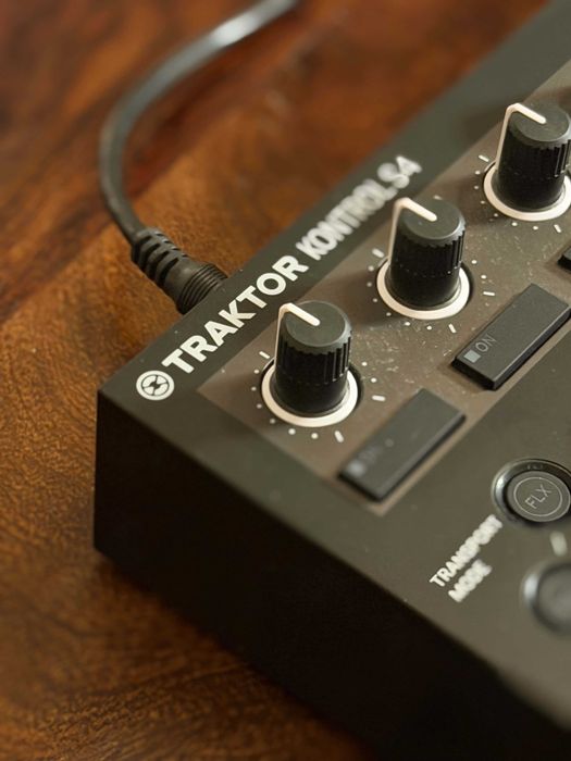 Traktor Kontrol S4 MK3 DJ Controller - Native Instruments + Mala Gator + Caixa original (c/novo)