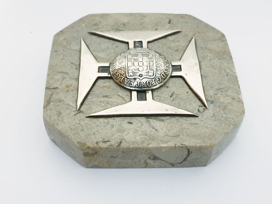 Antigo pisa papel em mármore com prata contrastada