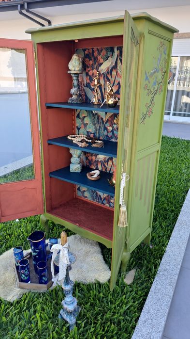 Vitrine verde, azul e pessego