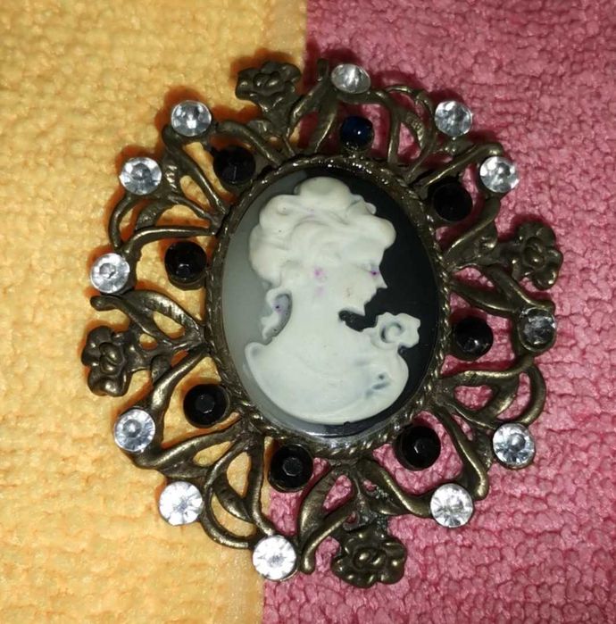 Broche Art Déco antigo em latão com strass e camafeu dos anos 30