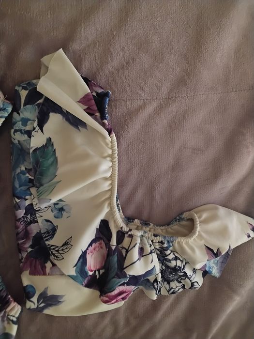 Biquini floral em rosa, azul e roxo