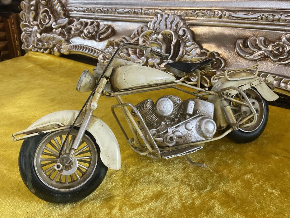 Mota brinquedo metal creme