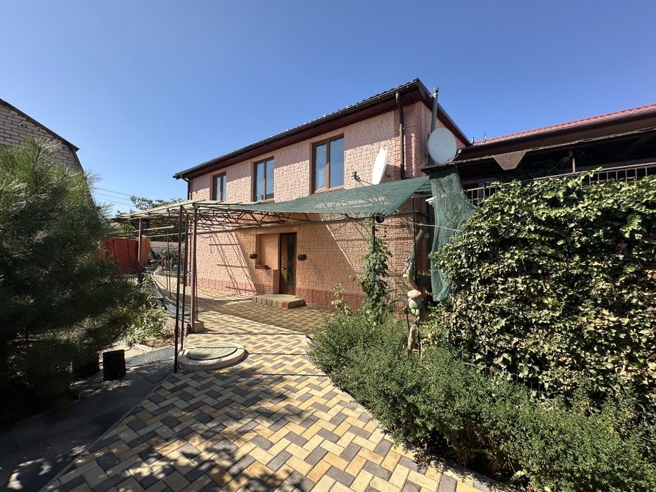 Продам 2-х этажный каменный дом  в Варваровке на участке 7. 12 соток