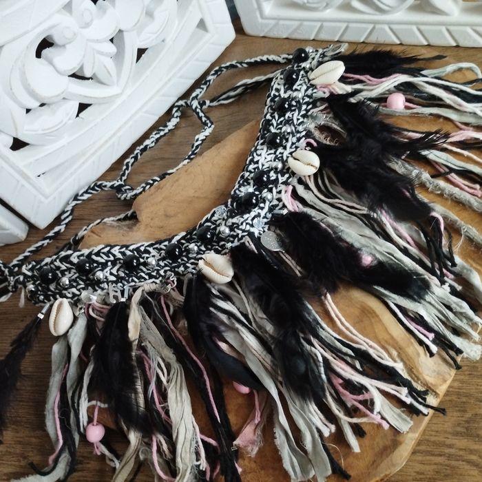 Naszyjnik z piórami i muszelkami w stylu boho