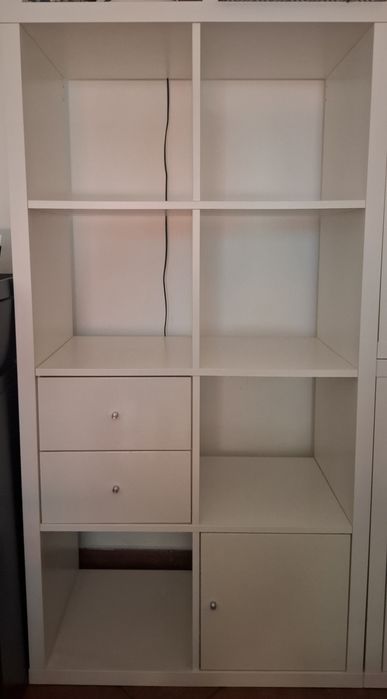 Estante branca Kallax (Ikea), personalizada com 2 gavetas e 1 porta de madeira laqueada
