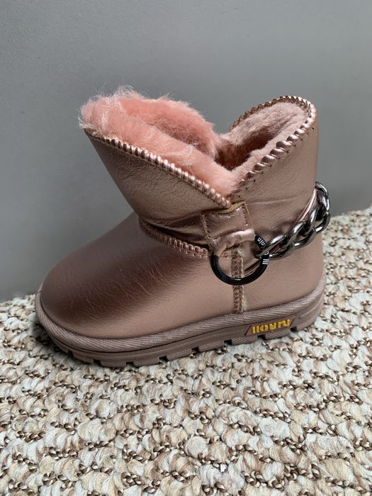 Уги зима на дівчинку