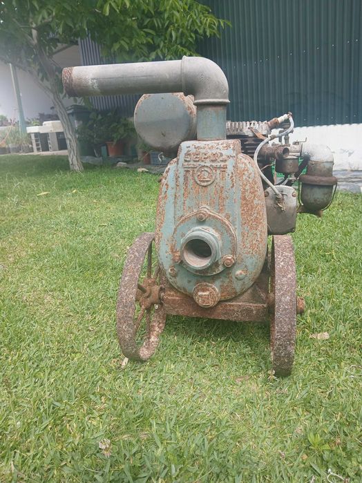 Bomba de água antiga