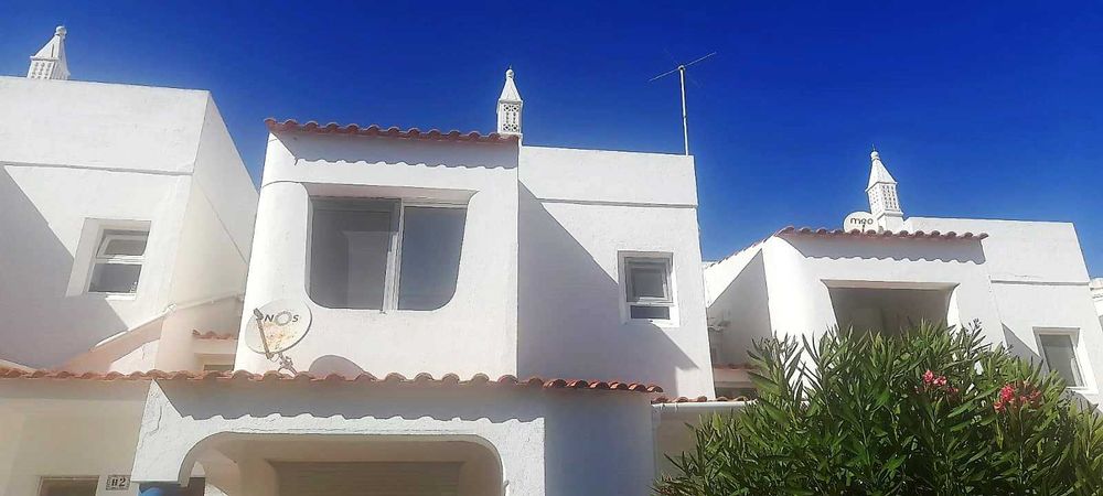 Apartamento T1, longa duração, completamente mobilado e equipado, vista oceano, a 3 min. da praia, em Vale Centianes, Carvoeiro.