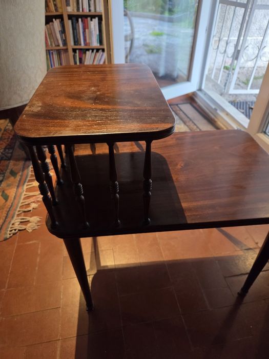 Mesa cabeceira ou de apoio com prateleira em mogno