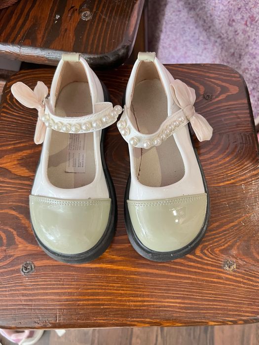 Продам туфлі на дівчинку