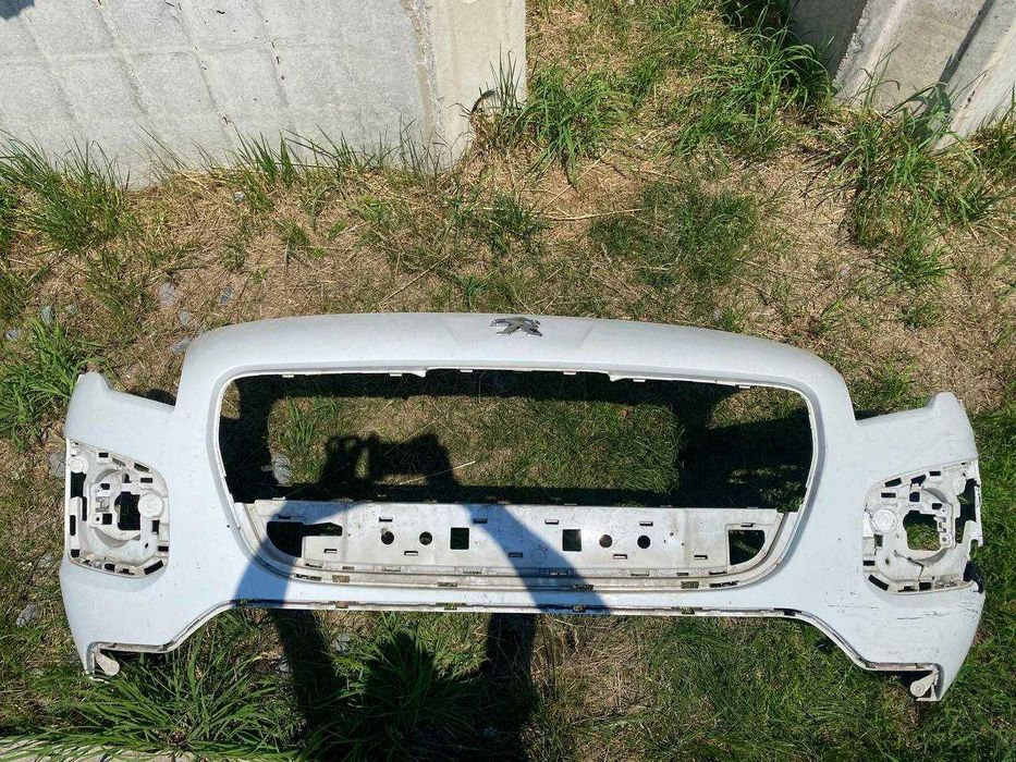 Бампер передній Peugeot 3008