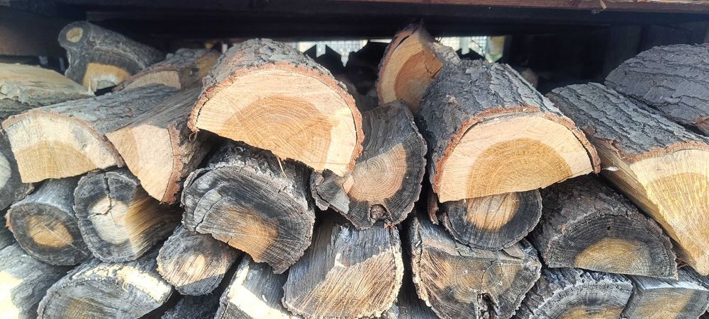 Drewno drzewo dębowe dąb kominkowe do kominka, pieca opał łupane suche