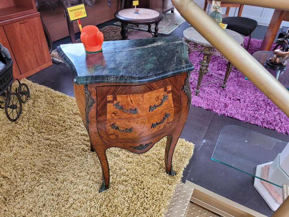 Muito bonita mini cómoda antiga em madeira e tampo em pedra