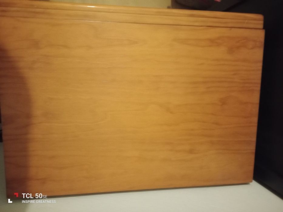 Mesinha de cabeceira em bom estado.