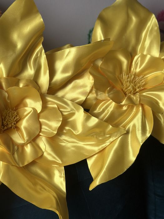 Kwiaty GIGANTY z satyny „Żonkile”