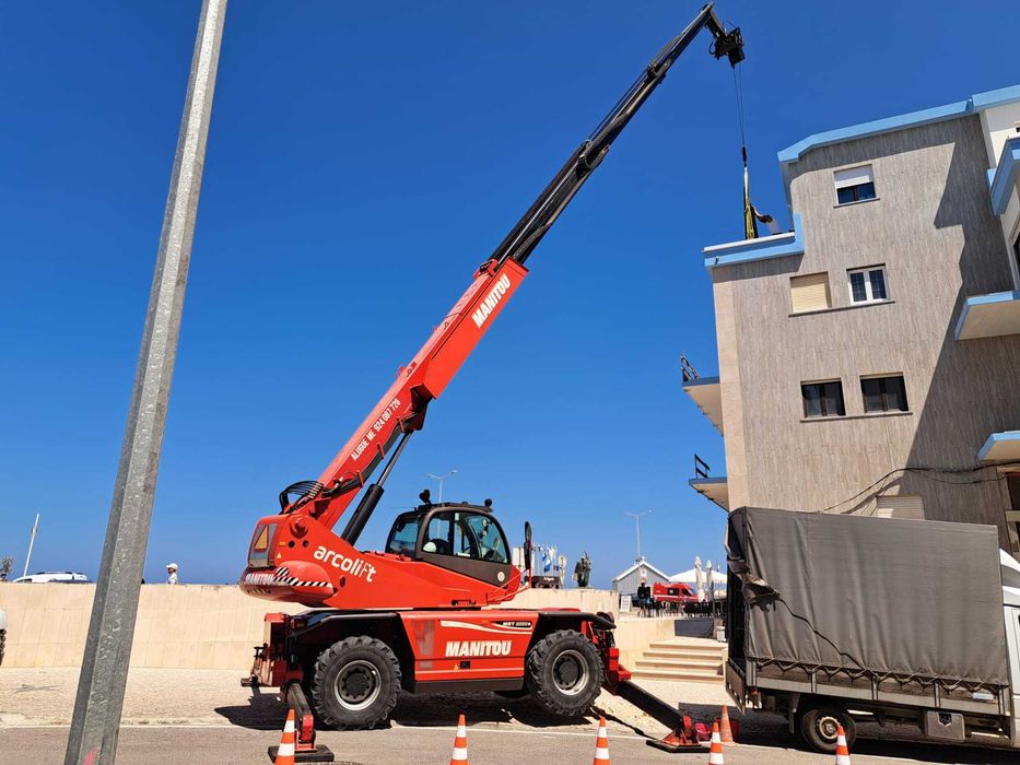Serviço Com Operador de Empilhador Telescópico Rotativo MANITOU 25m!