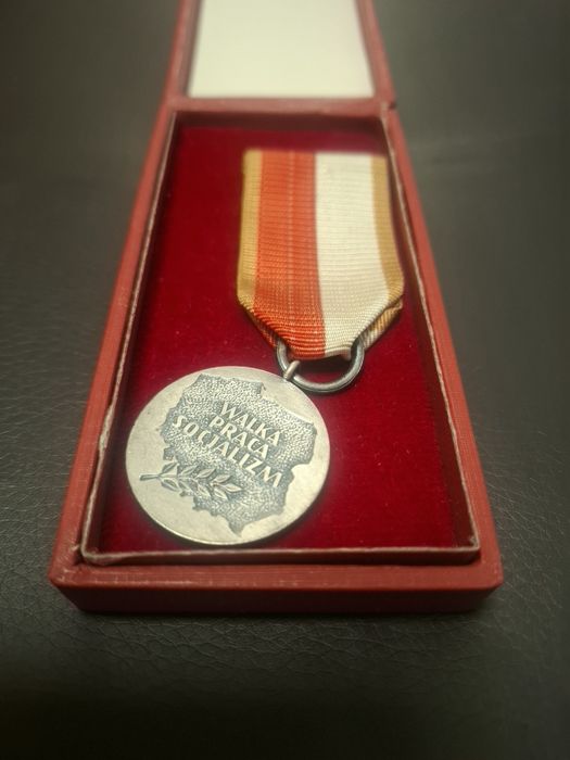 Medal,odznaczenie z PRL, w pudelku.Walka, praca,socjalizm