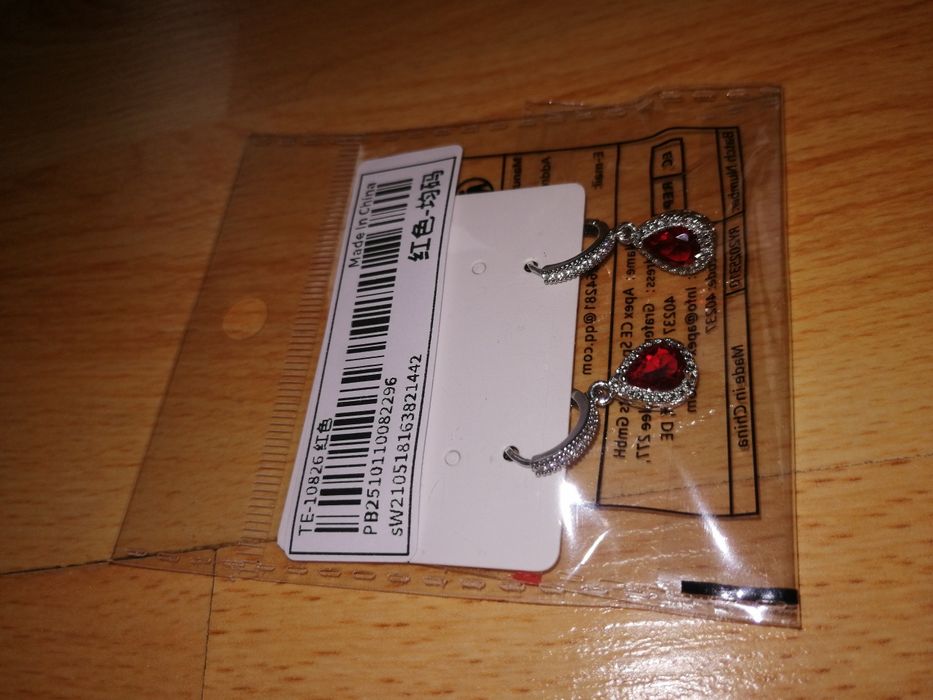 Nowe eleganckie błyszczące kolczyki wiszące czerwony kamień i cyrkonie