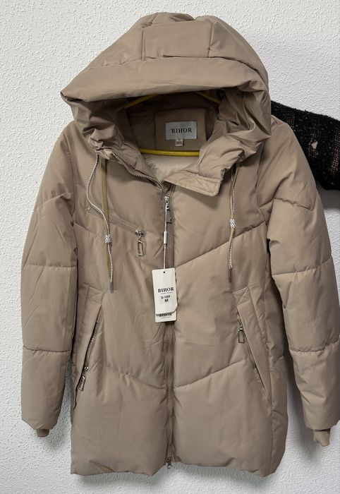 Новый пуховик хорошего качества ,красивый цвет