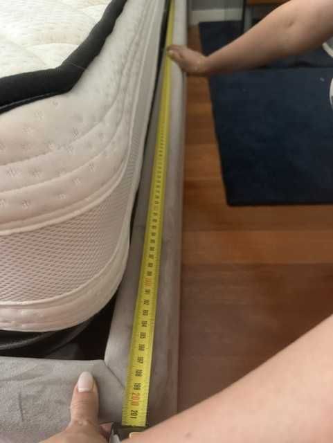 Conjunto de duas camas sommier com cabeceiras em veludo da marca Laskasas