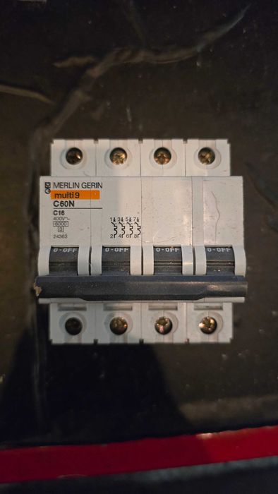 Lote Material electrico Merlin Gerin, disjuntores, diferencias, interruptores