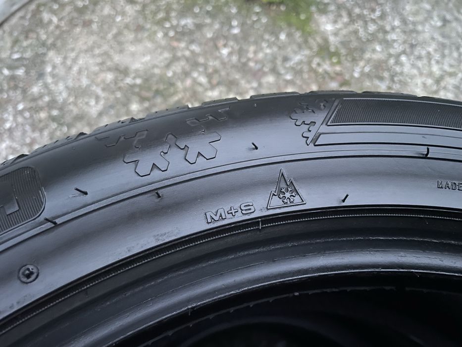 Продам  практически новую резину 235/45R18