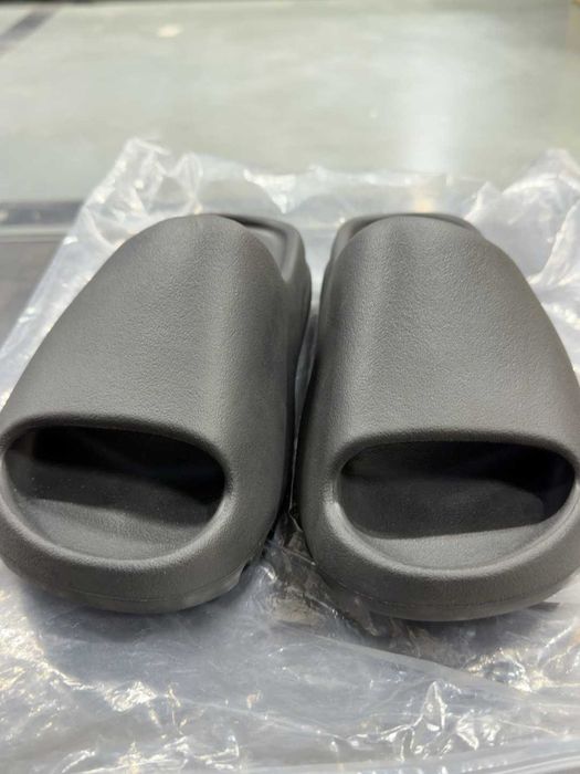 Yeezy_Slide_onyx_Czarny 43