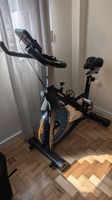 Academia de exercícios de bicicleta indoor