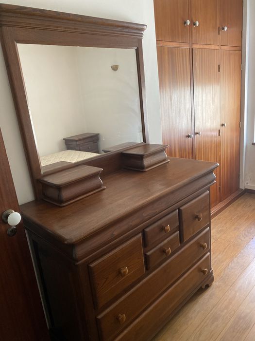 Mobília de quarto de casal em madeira maciça - cómoda, mesas de cabeceira e cama