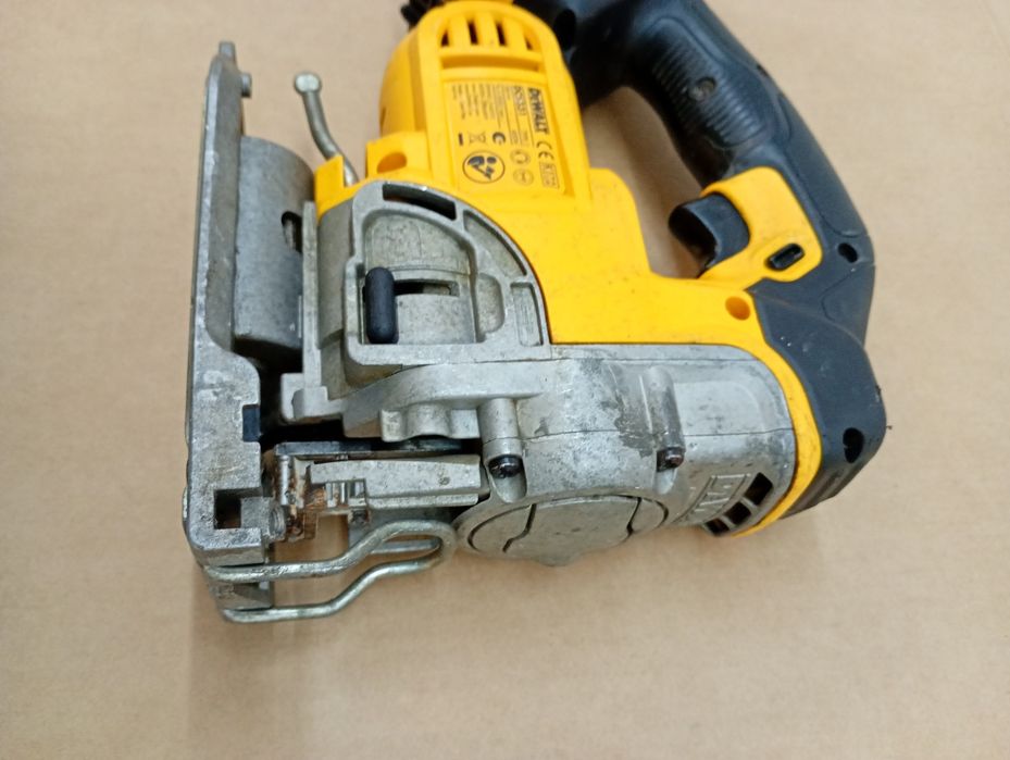 Wyrzynarka DeWalt DCS331