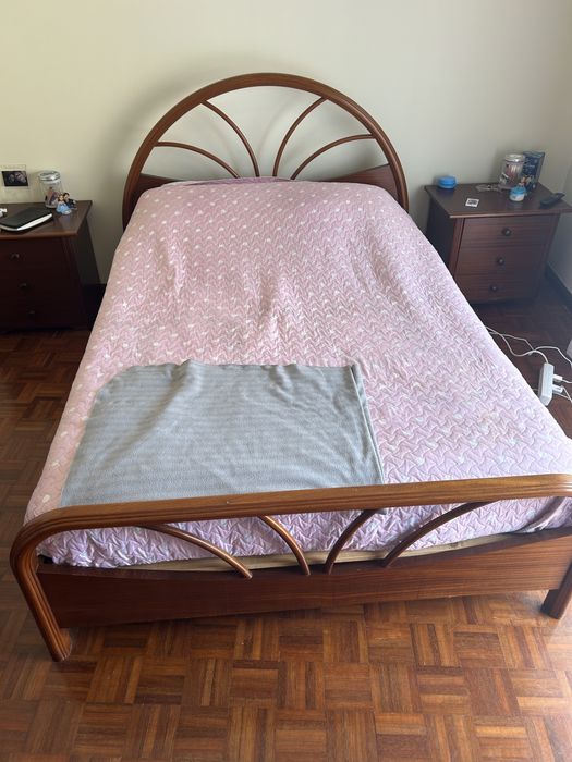 Cama de casal de madeira maciça