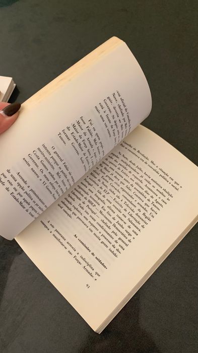 Livro “25 de novembro sem máscara” de Pinheiro de Azevedo