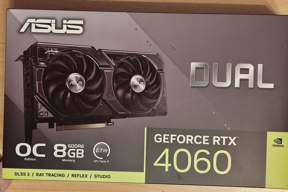 Pudełka Asus, Corsair