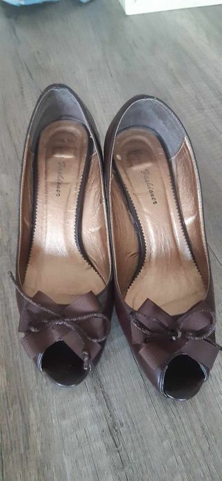 Brązowe buty na obcasie