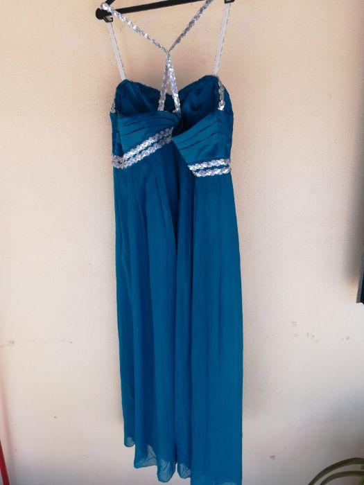 Vestido como novo. Usado uma única vez